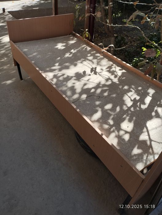 Кровать сотилади.