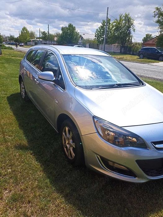 Opel Astra J Sports Tourer an 2015 break, facelift.