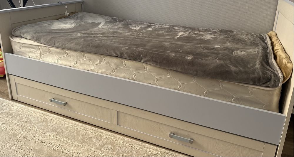 Детская кровать с полками