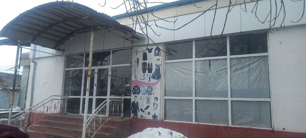 Савдо дўкони биноси Сирдарё вилояти Ховос тумани марказида жойлашган