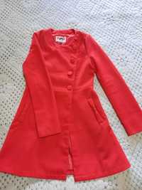 Красивое красное пальто демисезон