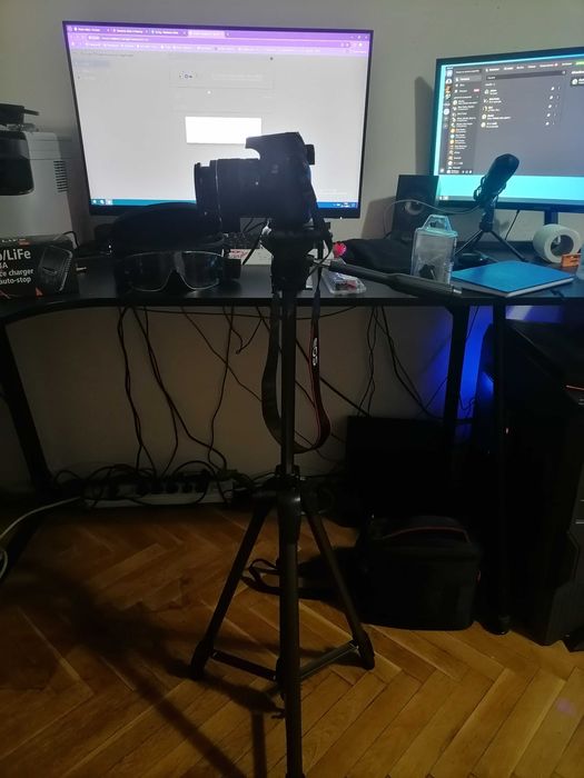 Canon EOS 4000D с обектив EF-S 18-55 и EF 75-300mm