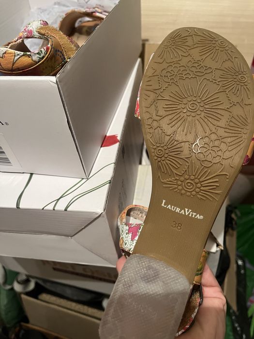 Обувки сандали Laura Vita цвят кафяв флорален