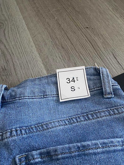 Дънки с декорация с камъни