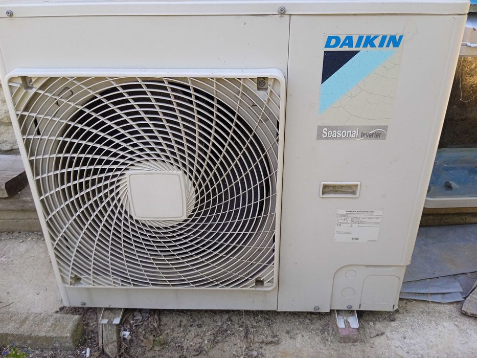 Климатик Daikin 24000BTU с две вътрешни таваннокасетъчни тела