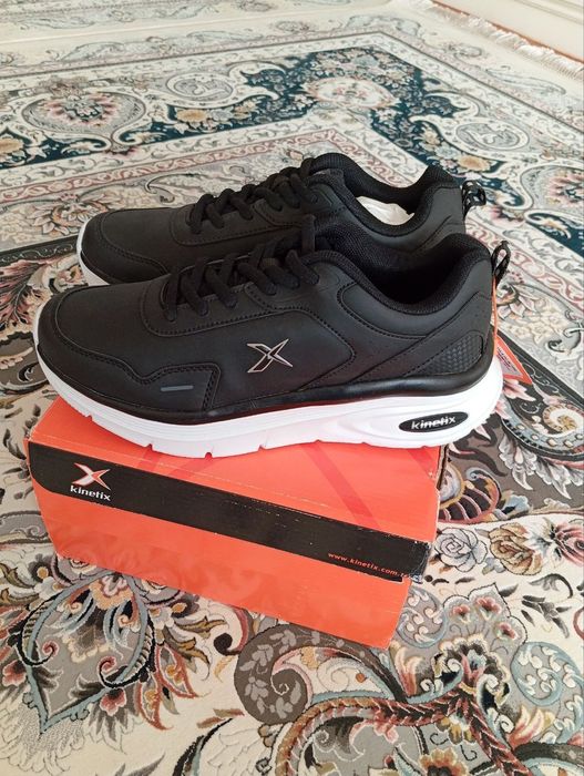 Кроссовки для девочек и женщин