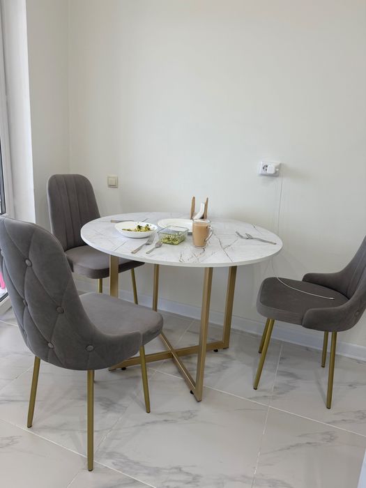 Стол круглый со стульями