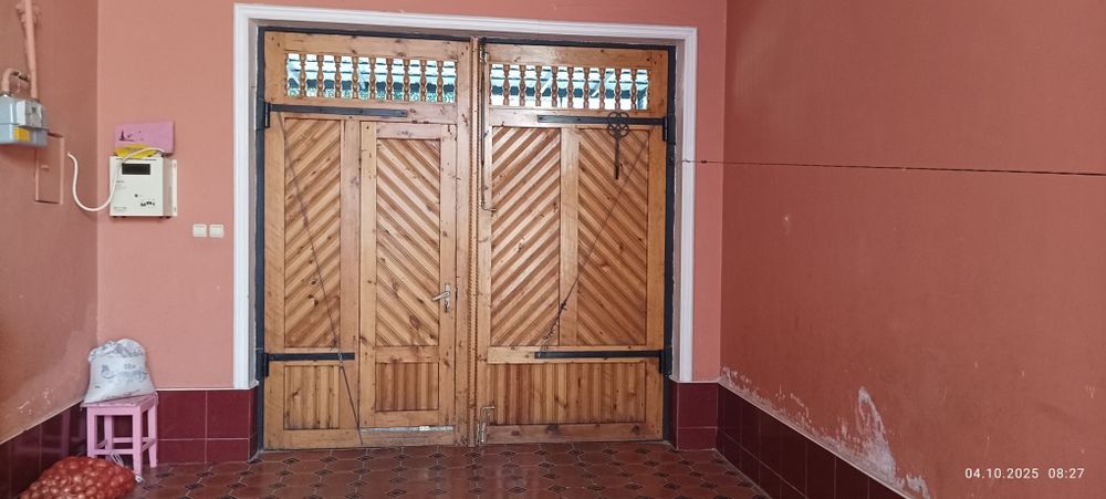 Тахта дарвоза сотилади.