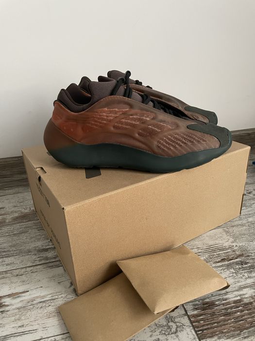 Yezzy 700 V3 Copper Fade