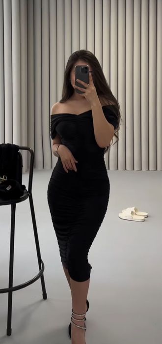 Черное вечернее платье с драпировкой и открытыми плечами