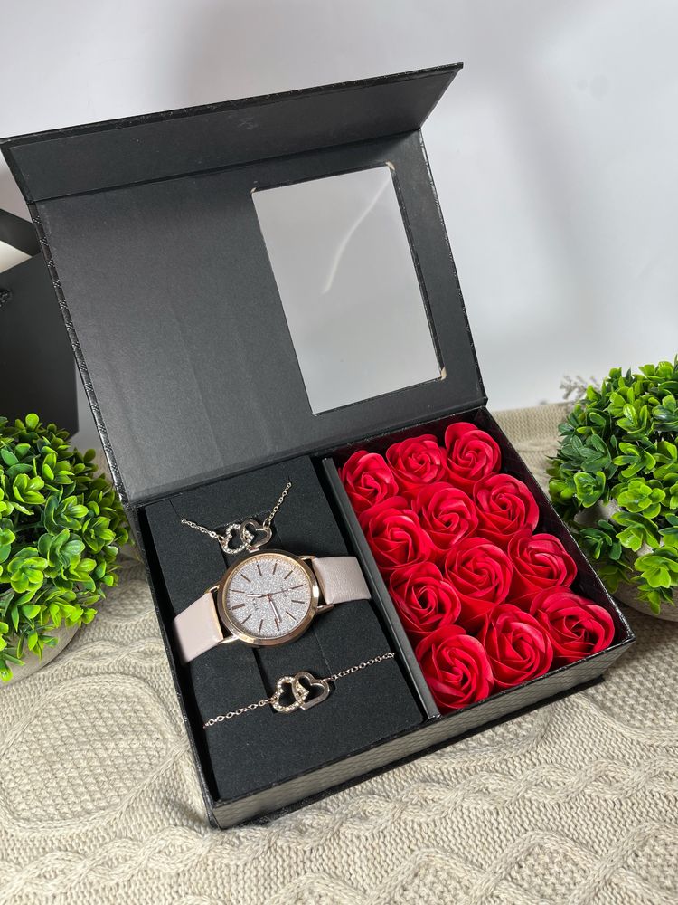 Кутия със комплект аксесоари и 12 вечни рози / Подарък за 8 ми март
