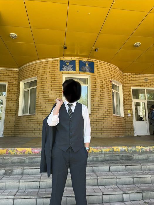 Продам костюм тройку. Отличного качества. Одевали только на фотоссесию