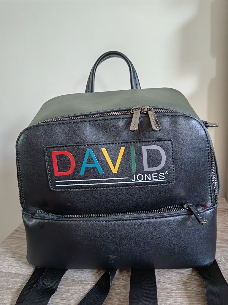 Чисто нова раница David Jones