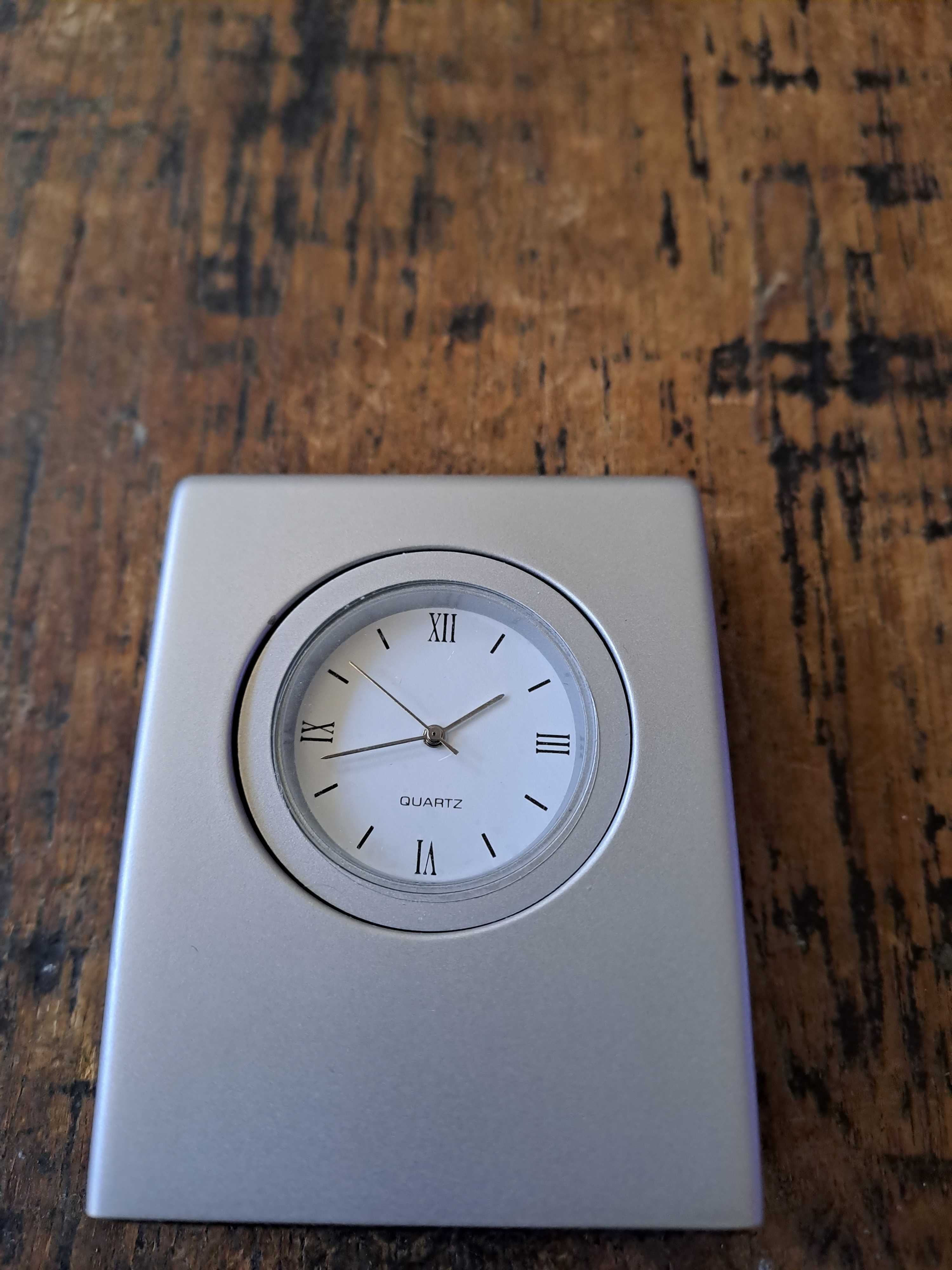 часовник метален сребрист за бюро, кварц, от Германия, масивен тежък