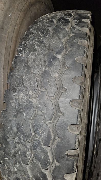 Vând roți 10R22.5 cu 8 găuri
