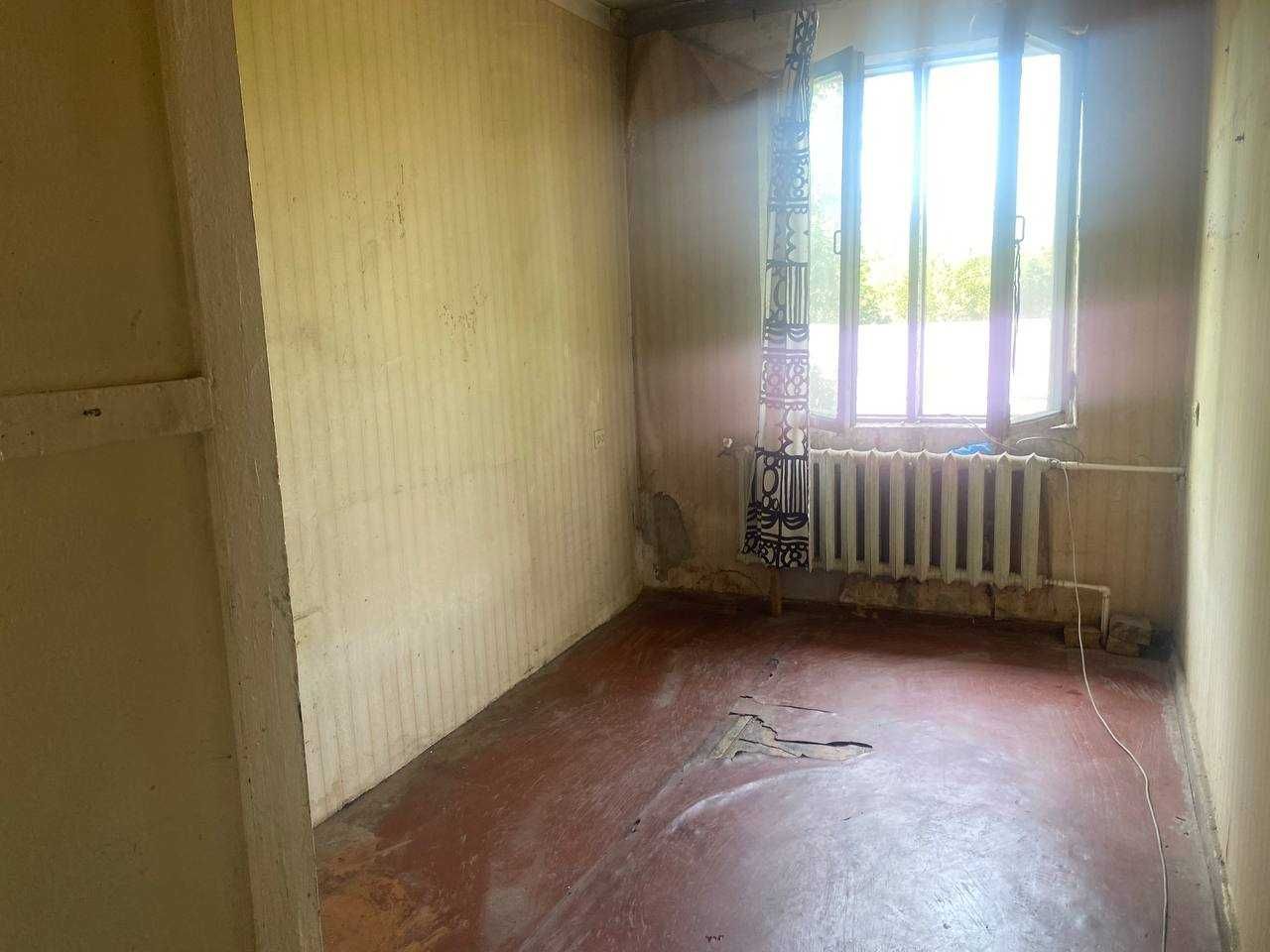Срочно продается 4-х комн возле метро Чиланзар. Вдоль дороги
