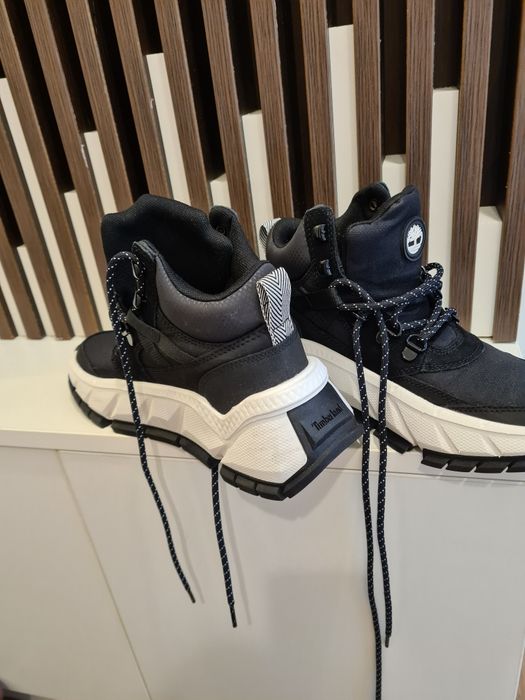 Vând adidasi stil gheata Timberland