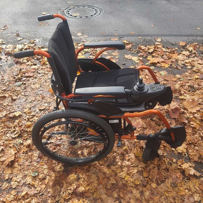 Cărucior electric pentru persoane cu dezabilităţi.