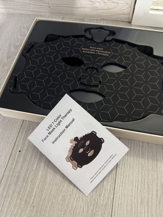 Masca de fata cu leduri pentru ingrijire si tratament facial