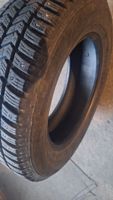 Anvelope iarna de gheata si tapada - cu crampoane second hand