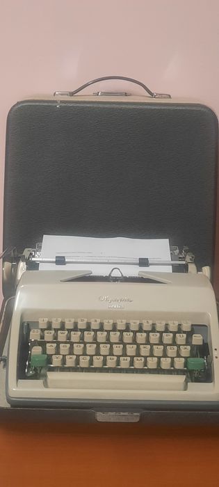 Mașină de scris Olympia Monica
