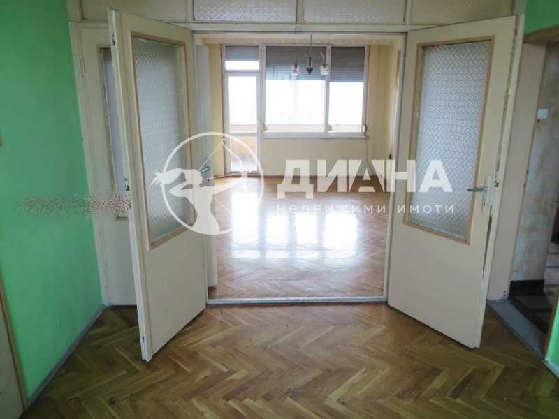 Продава се Тристаен апартамент в Пловдив, Кючук Париж - 107 кв.м за 1150 €/кв.м - Снимка #2