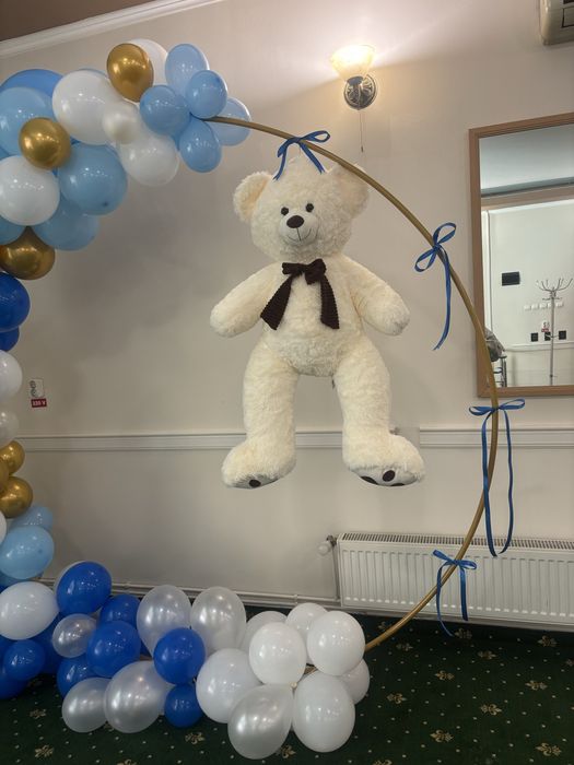 Arcadă baloane si aranjamente pe masă