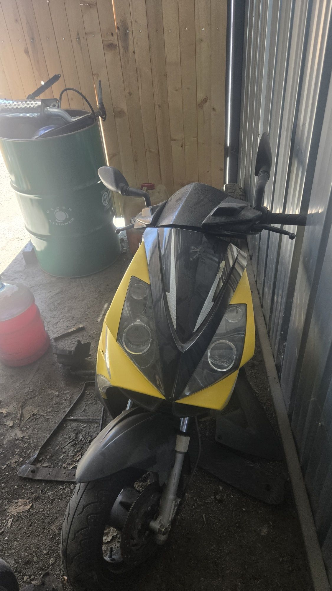 Продават49 и 150 куб piaggio. peugeot на части