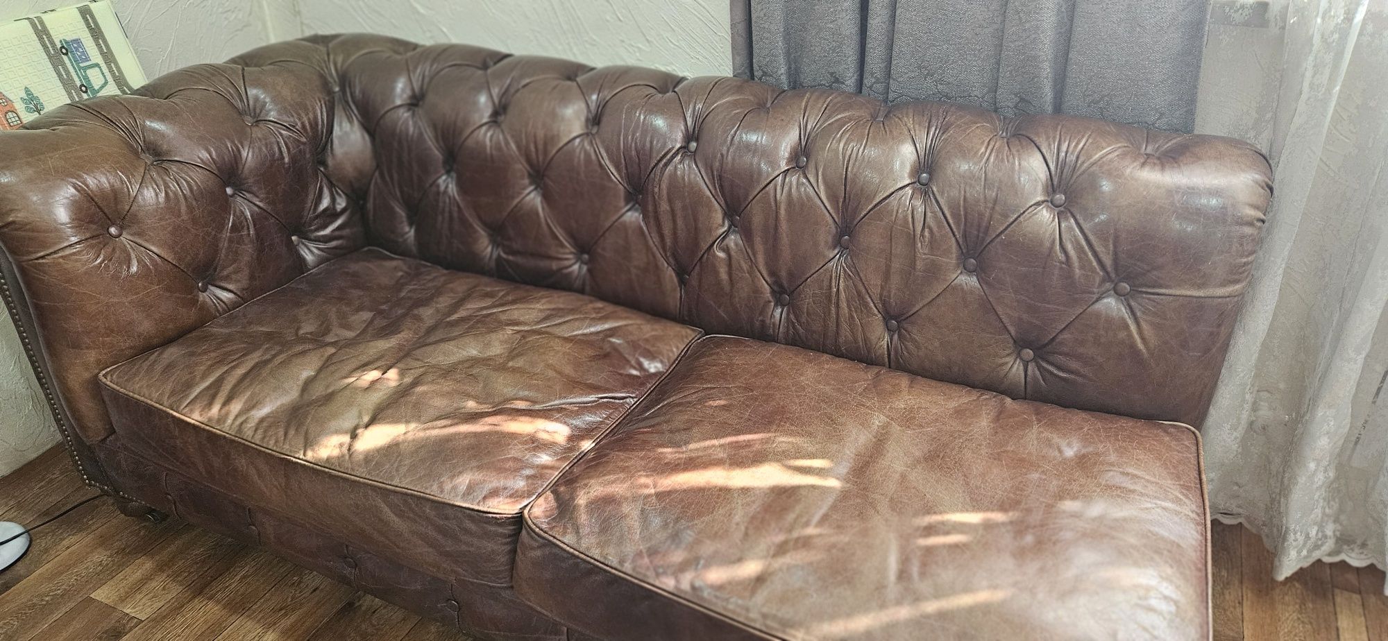 Продам кожаный диван.
