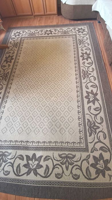 Продавам килим. Размер около 2.5-3.5 м.