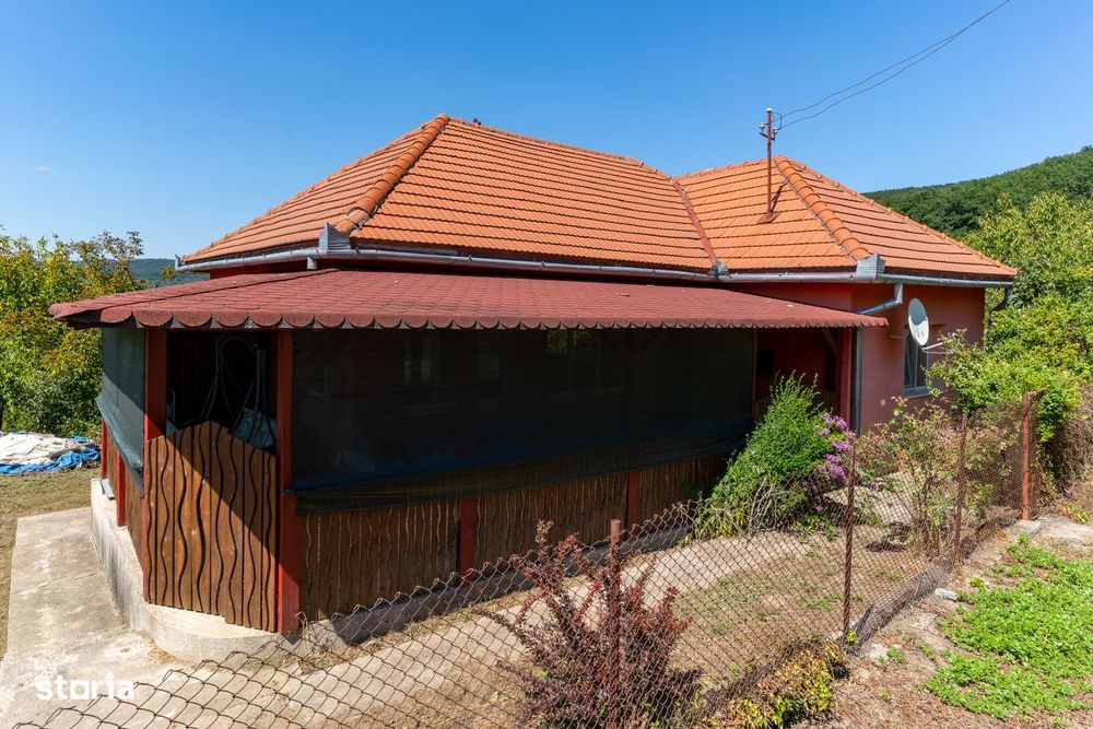 Casă / Vilă cu 3 camere de vânzare în Sat Rovina, Jud. Hunedoara