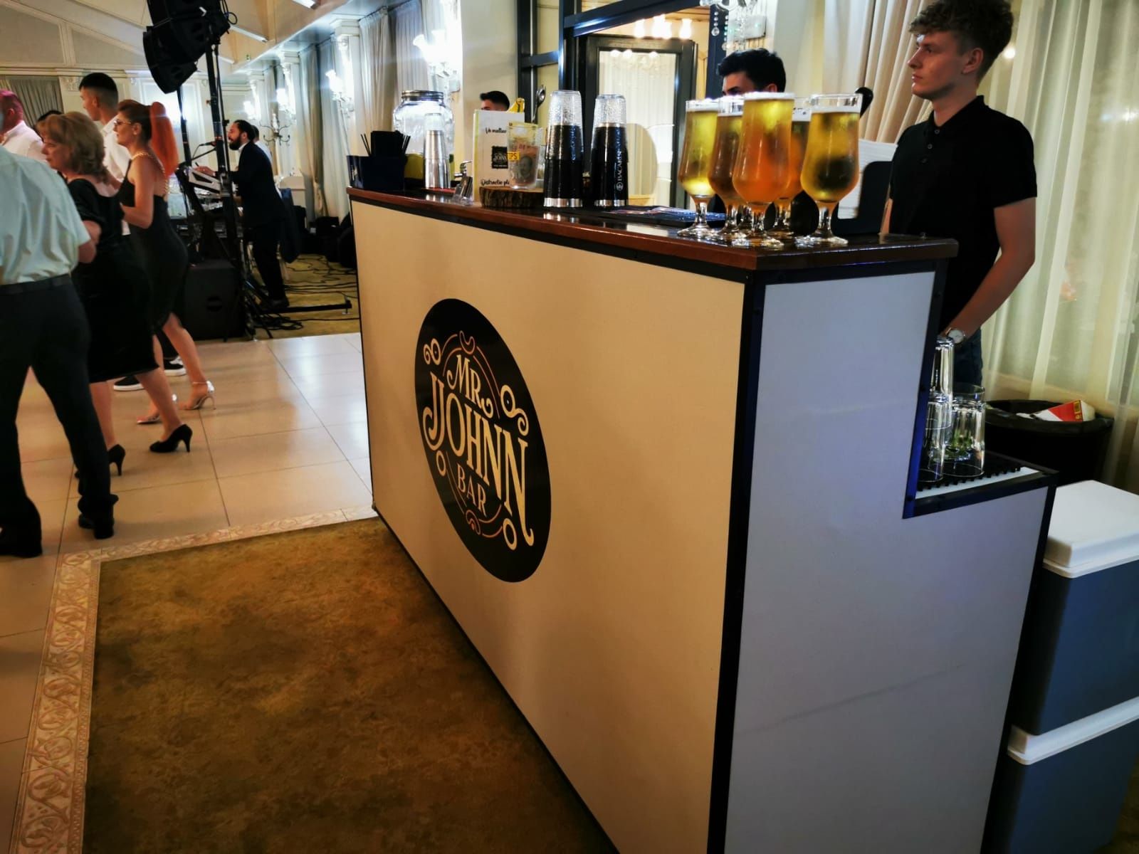 Bar mobil #Fum greu #Artificii vulcan #Dozator bere #Cabina Foto
