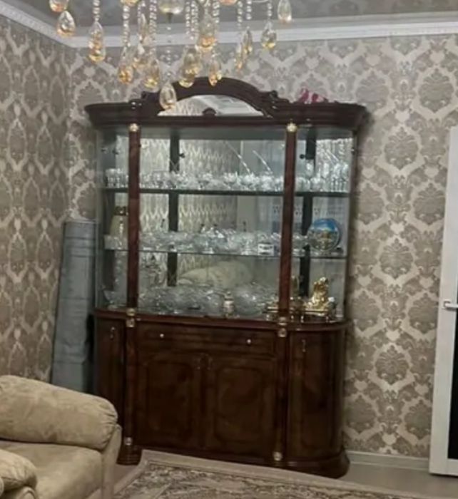 Срочно продам шкаф-витрину