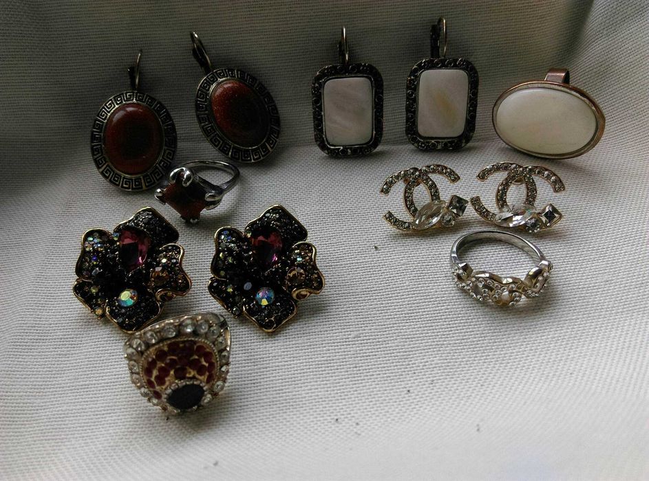 Бижута с камъни пръстени и обеци