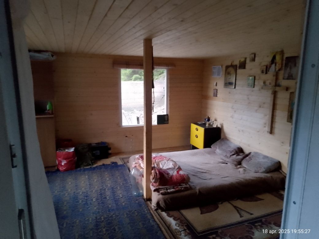 Casă de vacanță la munte într-o zonă turistică.