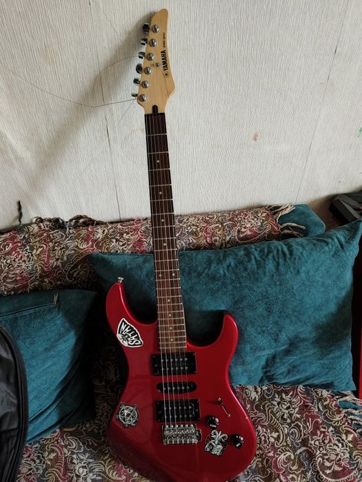Продам гитару Yamaha erg-121