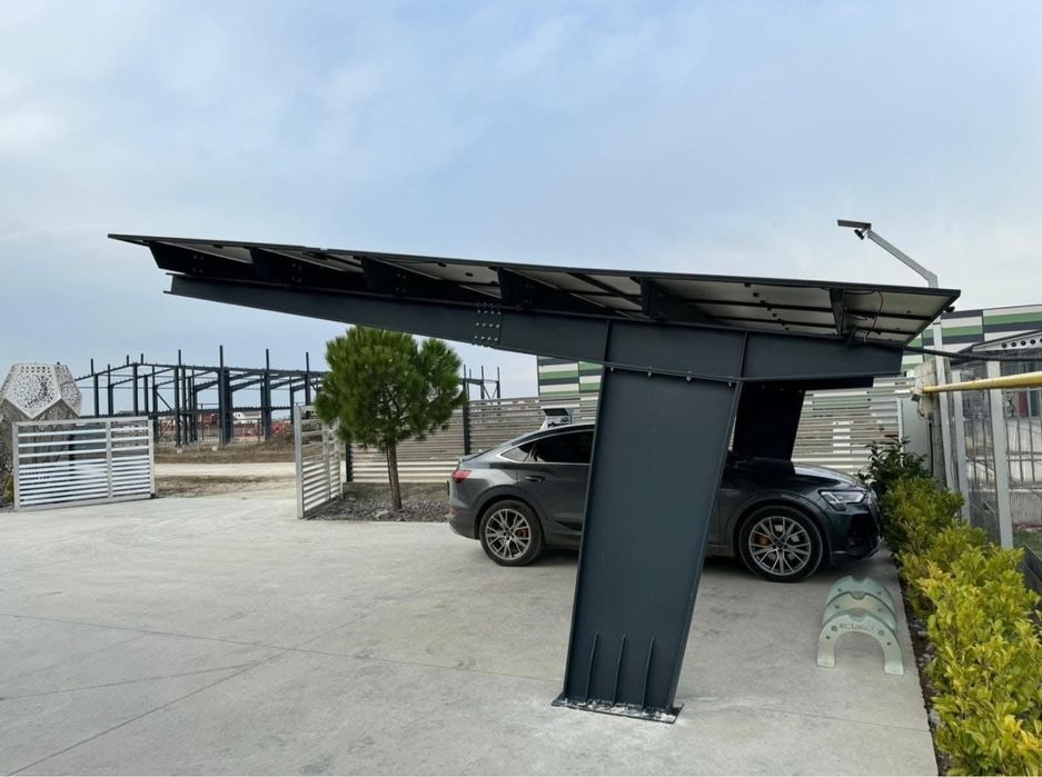 Carport cu acoperiș și terase. Structura solidă și practică, potrivită
