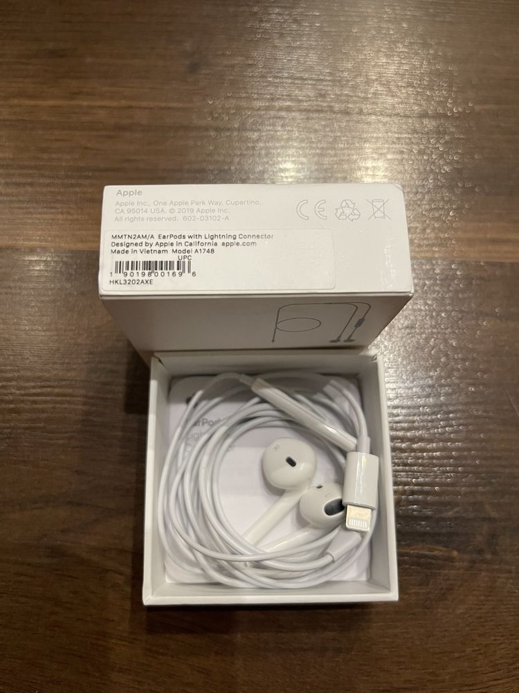 Оригинальные наушники Apple EarPods с разъёмом Lightning (MMTN2) A1748