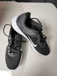 Nike маратонки revolution