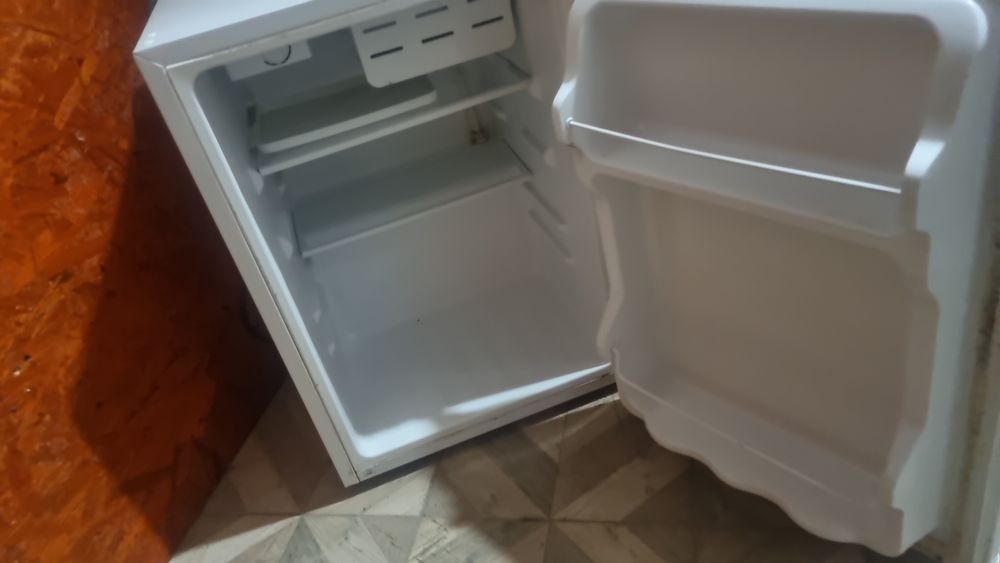 Vând mini Frigider