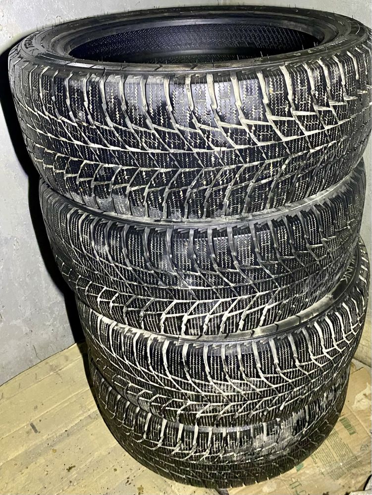 Шины зимние 215/45 R17 в идеальном состоянии