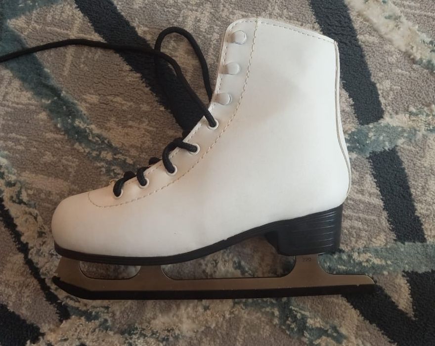 Продам женские коньки