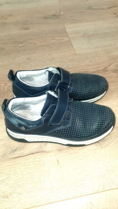 Продам школьную обувь