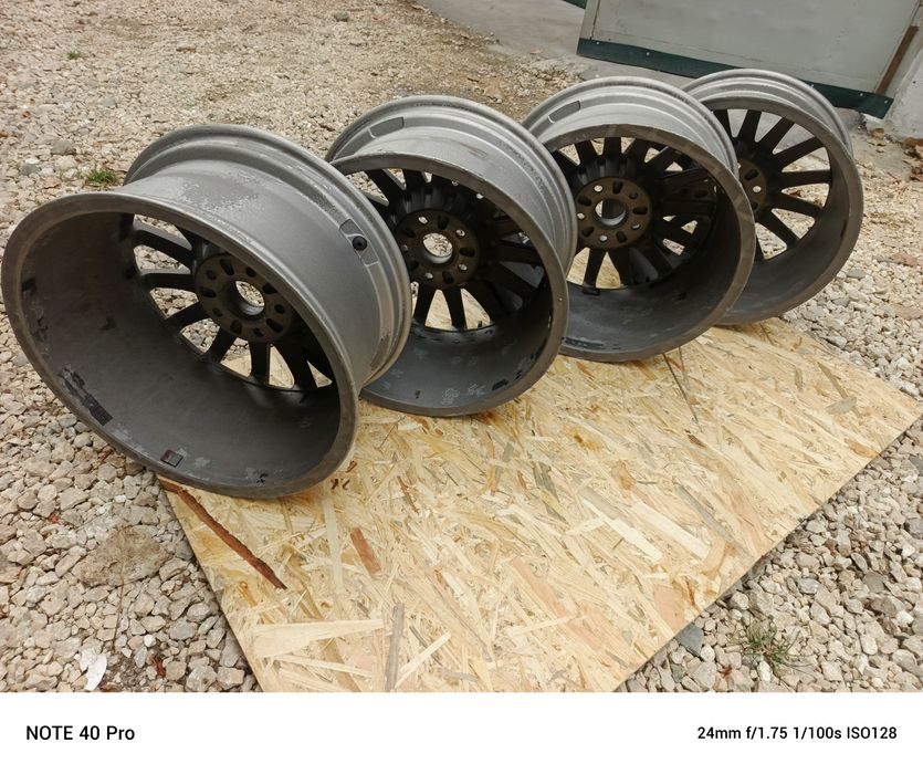 Se vând doua seturi jante R17