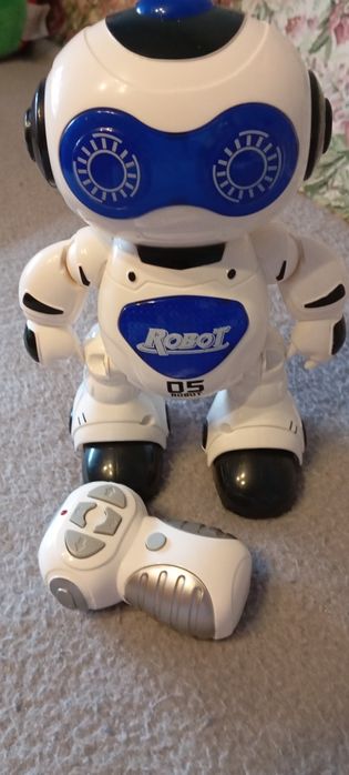 Robotel dansator cu telecomanda