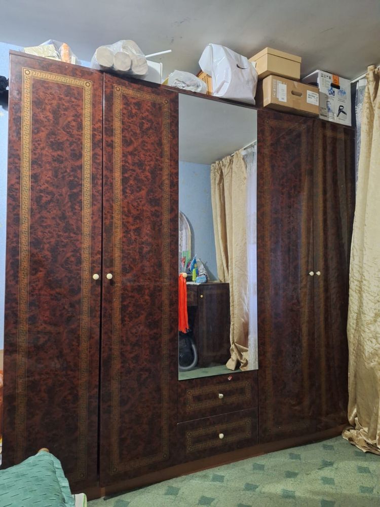 Продам срочно шкаф с тумбочкой