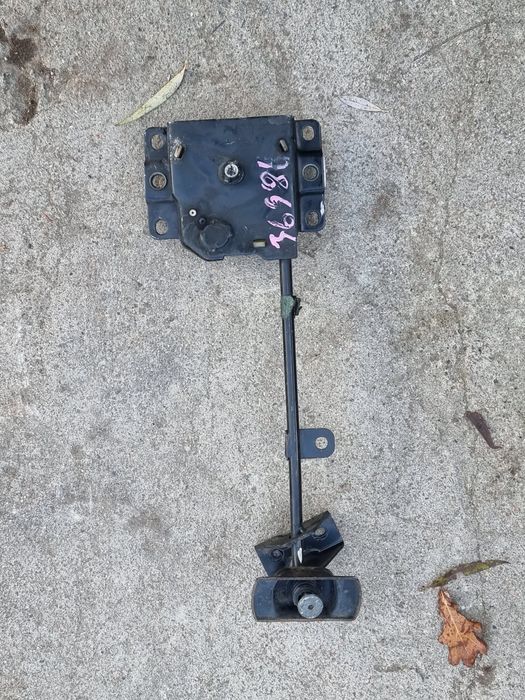 Домкрат болноный ключ на Toyota Estima