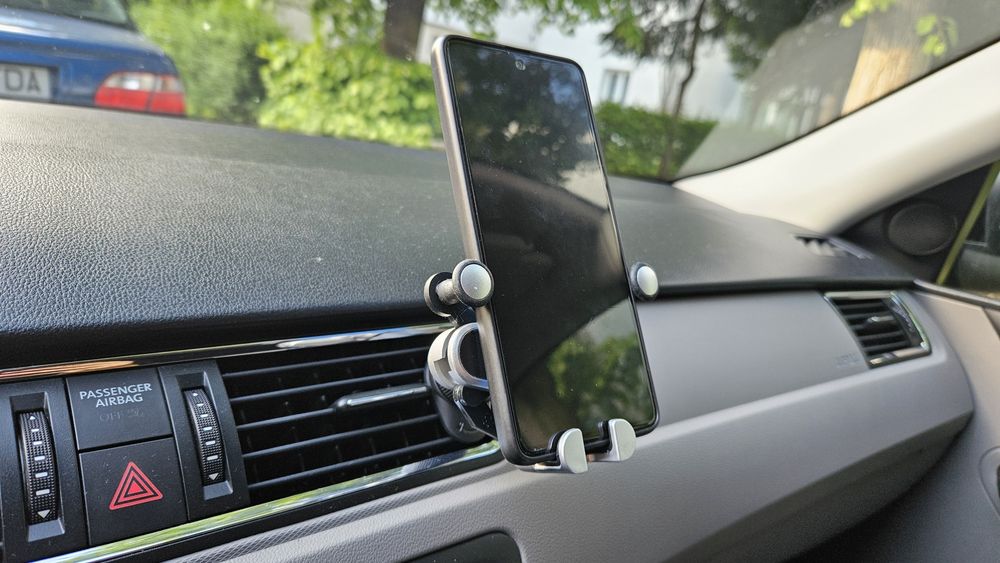 Suport auto pentru telefon, gravitational