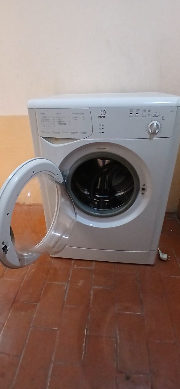Продам стиральную машину indesit