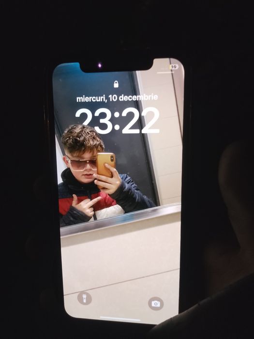 Vând iPhone xs gold